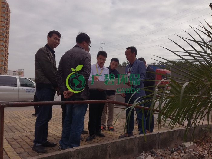 大良街道、順控環(huán)保水務(wù)等領(lǐng)導(dǎo)到金陡涌黑臭水體治理現(xiàn)場視察工作(圖2) 大良街道、順控環(huán)保水務(wù)等領(lǐng)導(dǎo)到金陡涌黑臭水體治理現(xiàn)場視察工作(圖2)